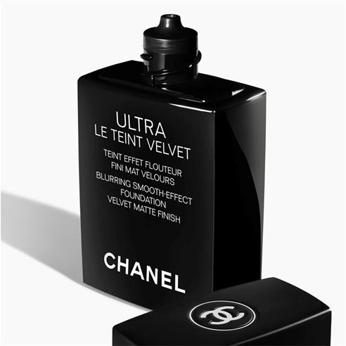 CHANEL - ULTRA LE TEINT VELVET BLURRING SMOOTH-EFFECT FOUNDATION. VELVET MATTE FINISH.